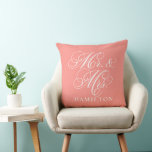Elegant Coral Mr. and Mrs. Script Custom Monogram Kissen<br><div class="desc">Elegantes quadratisches Akzent Kissen für glückliche Paare und Jungvermählte mit einem weißen Script Mr. und Mrs. Design mit individuellem Monogramm Text, der mit dem verheirateten Nachnamen personalisiert werden kann. Die Rosa-Hintergrundfarbe des Korallenlachs kann individuell auf Ihre Zuhause oder Schlafzimmerfarben abgestimmt werden.</div>