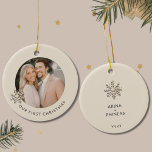 Elegant Couple's First Christmas Foto Ornament<br><div class="desc">Feiern Sie einen besonderen Meilenstein mit dem Ersten Weihnachtsschmuck dieses eleganten Fotos. Lassen Sie Ihren ersten Urlaub gemeinsam mit diesem exquisiten Ornament mit einem individuell gestaltbaren Foto verbringen, das von einer zarten Champagner-Goldschneeflocke auf hellem Hintergrund gerahmt wird. Die Vorderseite zeigt elegant "Unser erstes Weihnachten" in den unteren Dritteln, was den...</div>