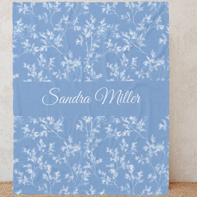 Elegant Custom Name Dusty Blue Frost Botanical Fleecedecke (Von Creator hochgeladen)
