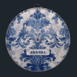 Elegant Damask Blue toile de jouy monogram Dartscheibe<br><div class="desc">Elegante Vintag Blue Toile de jouy Monogram Dartboards. Schönes nahtloses Toile de jouy Muster Blau auf weißem Hintergrund. Die Toilabdrücke sind ein Alltagswut, ein elegantes und verziertes Vintages Jouy mit exotischen Damast-Mustern, einem lustigen Stil, der derzeit für Wohngestaltung, Kleidung, Handy und IPad Hüllen, Einladungen und vieles mehr anzieht. Das Design...</div>