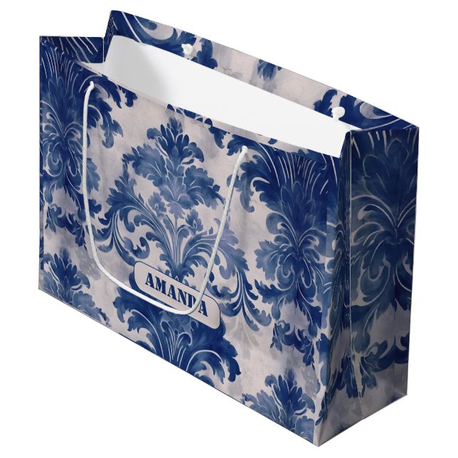 Elegant Damask Blue toile de jouy monogram Große Geschenktüte (Vorderseite Schrägansicht)