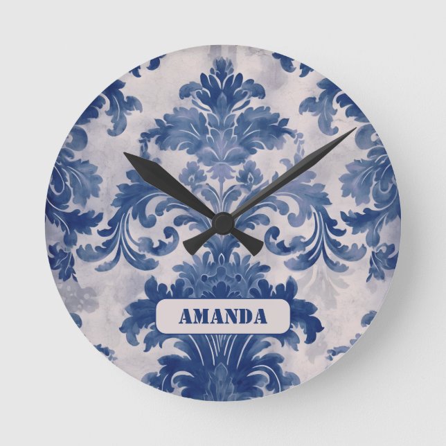 Elegant Damask Blue toile de jouy monogram Runde Wanduhr (Vorderseite)