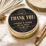 Elegant Danke Art Deco Wedding Runder Aufkleber<br><div class="desc">Vielen Dank an Ihre Gäste im Stil mit diesem eleganten Dankeschön Art Déco Wedding Classic Round Sticker. Das luxuriöse Schwarz-Gold-Design mit fett geometrischen Akzenten vereint die Opulenz der Großen Gatsby-Ära der 1920er Jahre mit einer modernen Art-Déco-Drehung. Ideal für Vintag inspiriert Hochzeiten, fügt dieser Aufkleber Ihren Dankeschön-Noten oder Gastgeschenke Hochzeiten eine...</div>