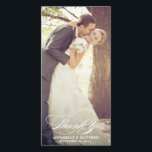 Elegant danke dir Script Wedding Overlay<br><div class="desc">Vielen Dank an Ihre Gäste in Stil und präsentieren Ihnen Ihr bestes Foto von Ihrem großen Tag mit unseren eleganten Hochzeitsdankkarten. Dieses schicke Design verfügt über einen formalen Script-Schriftart,  der "Danke" lautet. Der weiße Text überlagert Ihr Foto,  sodass Ihr Hochzeitsfoto im Mittelpunkt des Designs steht.</div>