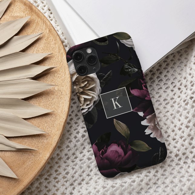 Elegant Dark Floral Monogram Case-Mate iPhone Hülle (Von Creator hochgeladen)