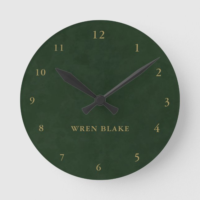 Elegant Dark Green Leather & Gold Script Name Runde Wanduhr (Vorderseite)