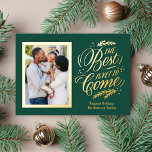 Elegant das Beste ist noch zu kommen Foto Green Go Folien Feiertagskarte<br><div class="desc">Dieses klassische Foto-Kartendesign zeichnet sich durch einen klassischen,  immergrünen Hintergrund aus,  den Gruß "Das Beste ist noch zu kommen" und den Text in einer erhöhten Goldfolie mit einem senkrechten Foto. Die Hochfolie auf dieser Karte glänzt wirklich und fügt diese besondere Touch zu Ihren Urlaubskarten hinzu!</div>