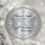Elegant Diamond Jubilee 60. Hochzeitstag Runde Wanduhr<br><div class="desc">Opulente Eleganz umrahmt dieses 60-jährige Hochzeitsstipendesign in einem einzigartigen geschmolzenen Diamantendesign mit zentrischem Teardrop-Diamant mit Imitaten, die Glitzern auf einem silberfarbenen Farbverlauf hinzufügen. Originelles Design von Holiday Hearts Designs (Rechte vorbehalten). Bitte beachten Sie, dass alle Verzierungen bedruckt sind und nur so gedruckt werden, dass sie möglichst real in einem flachen,...</div>