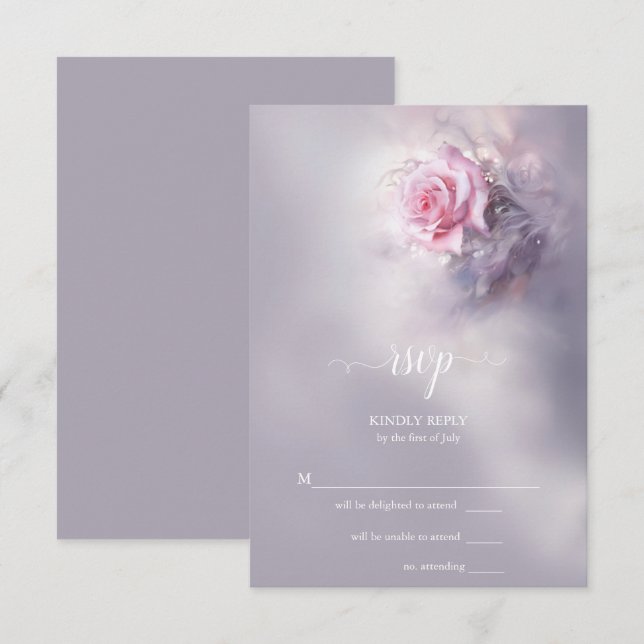 Elegant Dreamy Pink Rose on Dusty Lilac RSVP Karte (Vorne/Hinten)