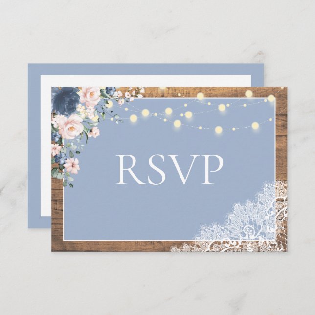 Elegant Dusty Blue Blush Rustic Wood Lace Script RSVP Karte (Vorne/Hinten)