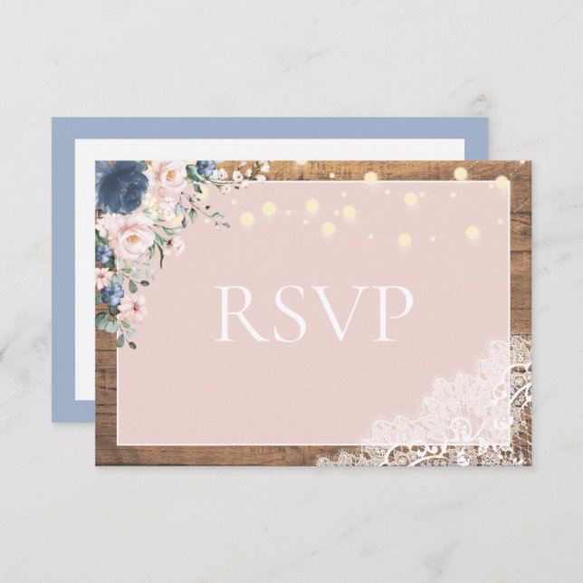 Elegant Dusty Blue Blush Rustic Wood Lace Script RSVP Karte (Vorne/Hinten)