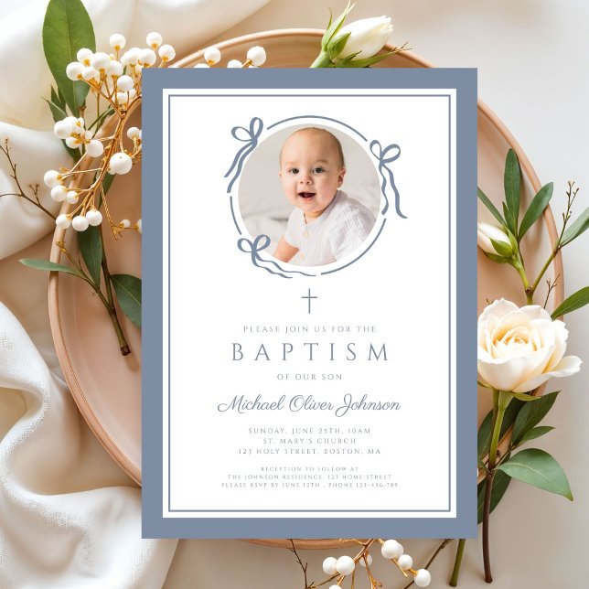 Elegant Dusty Blue Bow Boy Photo Baptism Einladung (Elegant Dusty Blue Bow Boy Photo Baptism Invitation)