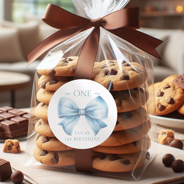 Elegant Dusty Blue Bow First Boy Birthday Runder Aufkleber (Von Creator hochgeladen)