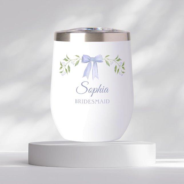 Elegant Dusty Blue Bow Name Bridesmaid Vorschlag (Personalized bridesmaid stemless wine glass tumbler with elegant watercolor floral bow design.)