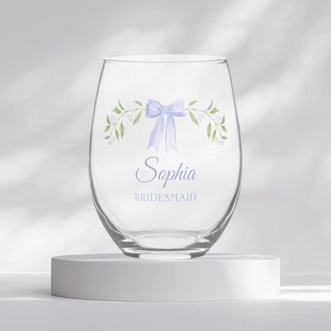Elegant Dusty Blue Bow Name Bridesmaid Vorschlag Weinglas Ohne Stiel (Personalized bridesmaid stemless wine glass with floral bow design perfect for bridesmaid proposals)