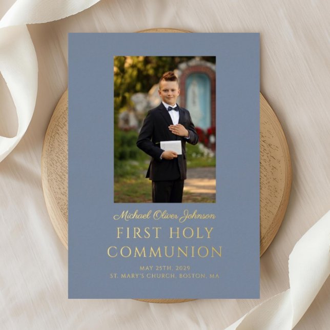 Elegant Dusty Blue Boy Foto Erstkommunion Gold Folieneinladung (Elegant Dusty Blue Boy Photo First Communion Gold Foil Invitation)