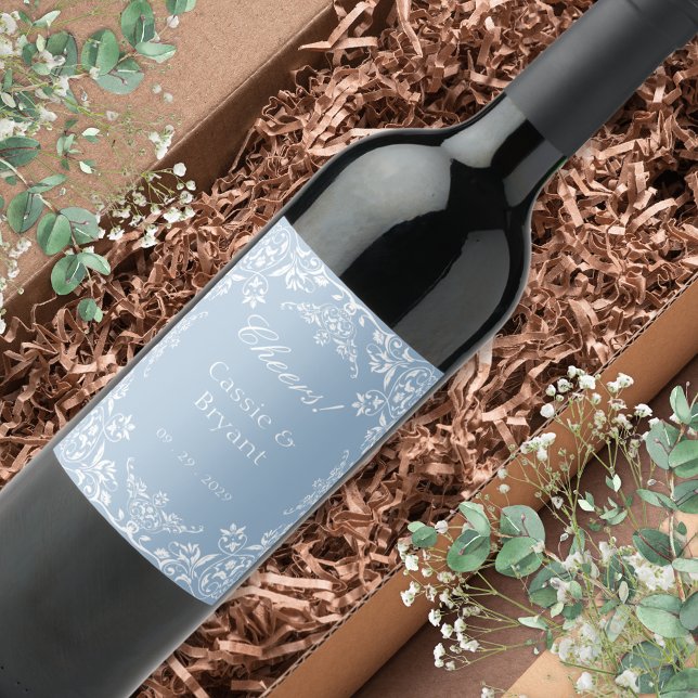 Elegant Dusty Blue Chic Cheers Stilvolle Hochzeit Weinetikett (Elegant dusty blue and white wedding cheers wine bottle labels with bride and groom name with date)