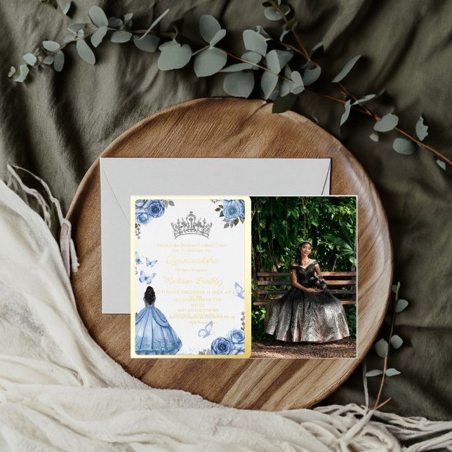 Elegant Dusty Blue Floral Butterfly Quinceanera Folieneinladung (Von Creator hochgeladen)