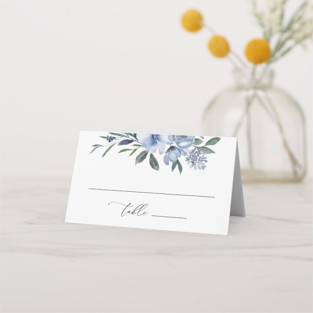 Elegant Dusty Blue Floral Folded Wedding Platzkarte (Vorderseite)