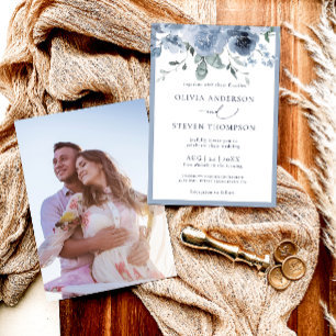 Elegant Dusty Blue Floral Foto Wedding Einladung