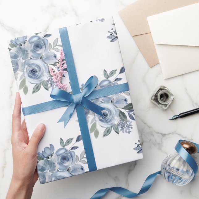 Elegant Dusty Blue Floral Geschenkpapier (Schenken)