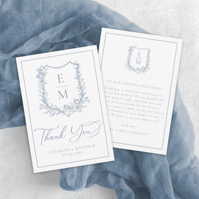 Elegant Dusty Blue Floral Wappen Monogram Wedding Dankeskarte (Von Creator hochgeladen)
