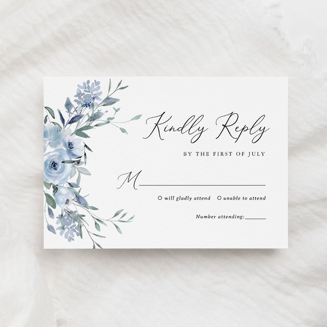 Elegant Dusty Blue Floral Wedding RSVP Karte (Von Creator hochgeladen)