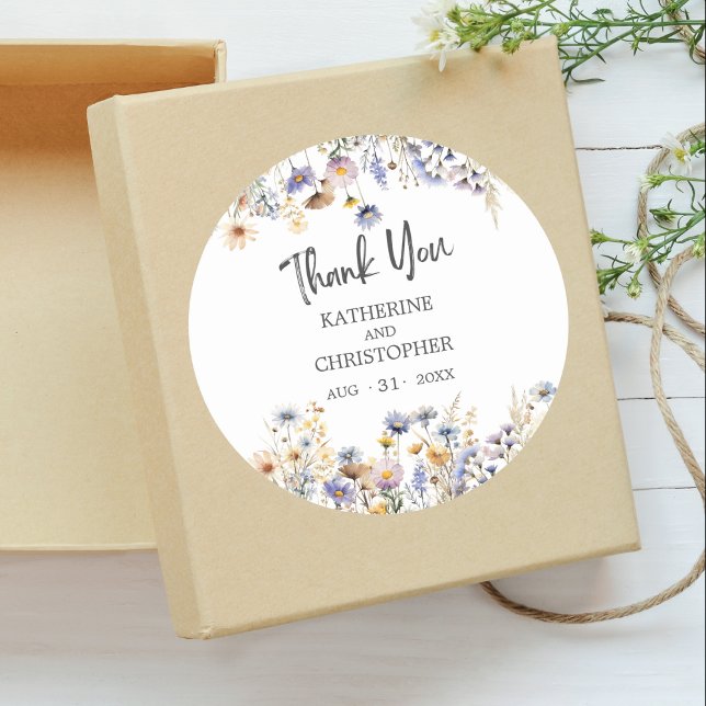 Elegant Dusty Blue Floral Wedding Vielen Dank Runder Aufkleber (Elegant Dusty Blue Watercolor Floral Wedding Round Thank You Favor Sticker with Couple Names, Date.)