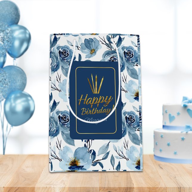 Elegant Dusty Blue Floral White Happy Birthday Mittlere Geschenktüte (Von Creator hochgeladen)
