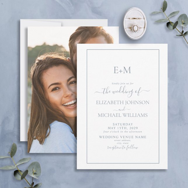 Elegant Dusty Blue Formal Monogram Foto Wedding Einladung (Von Creator hochgeladen)