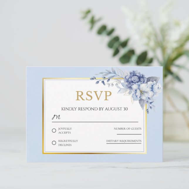 Elegant Dusty Blue Gold Floral Wedding RSVP Card Karte (Stehend Vorderseite)