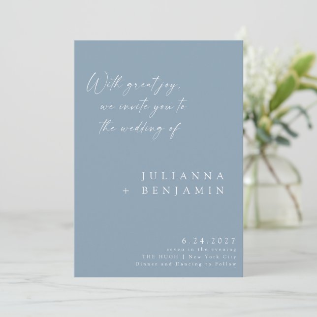 Elegant Dusty Blue Minimalistisch Chic Script Wedd Einladung (Stehend Vorderseite)