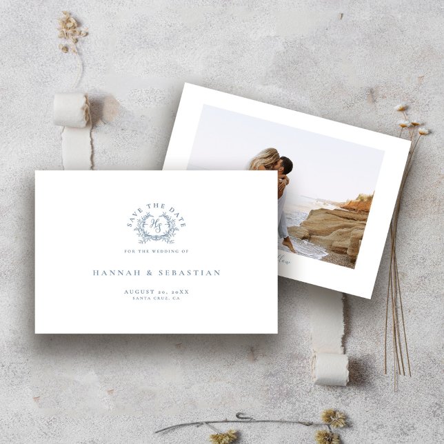 Elegant Dusty Blue Monogram Wappen Wedding Save The Date (Von Creator hochgeladen)