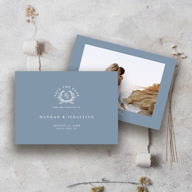 Elegant Dusty Blue Monogram Wappen Wedding Save The Date (Von Creator hochgeladen)