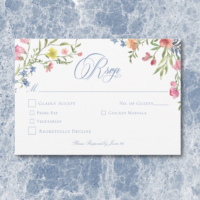 Elegant Dusty Blue Pastel Wildblume Wappen Wedding RSVP Karte (Elegant Dusty Blue Pastel Wildflower Crest Wedding RSVP Card)