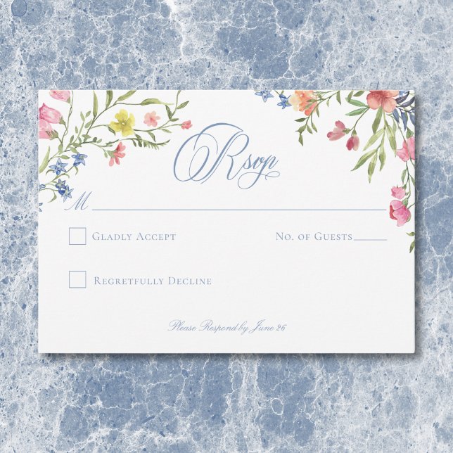 Elegant Dusty Blue Pastel Wildblume Wappen Wedding RSVP Karte (Elegant Dusty Blue Pastel Wildflower Crest Wedding RSVP Card)