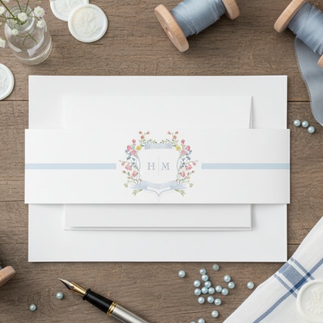 Elegant Dusty Blue Pastel Wildflower Crest Wedding Einladungsbanderole (Von Creator hochgeladen)