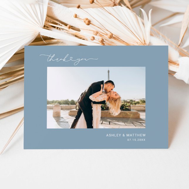 Elegant Dusty Blue Script Heart Foto Wedding Dankeskarte (Von Creator hochgeladen)