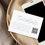 Elegant Dusty Blue Script Herz Details QR Code Begleitkarte<br><div class="desc">Elegante dustige blaue Skriptkalligraphie,  die Herzstück Detail-Gehäuse-Karte mit QR-Code für Ihre Hochzeit verbindet.</div>