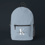 Elegant Dusty Blue Script Monogram Bedruckter Rucksack<br><div class="desc">Dieser schlichte, elegante, staubblaue Rucksack mit Ihrem Vornamen in einem trendigen Script-Schriftart in schwarz und Ihr erster Einstieg in einen modernen, weiß gekleideten Schriftart ist perfekt für Sie. Es ist stilvoll und trendig und dennoch sehr klassisch. Es wird für die Schule, den Fitnessraum, Ausflüge, Wanderungen, Shopping, Fahrradfahren, etc. fantastisch sein....</div>