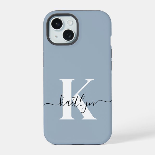 Elegant Dusty Blue Script Monogram iPhone 15 Hülle (Rückseite)