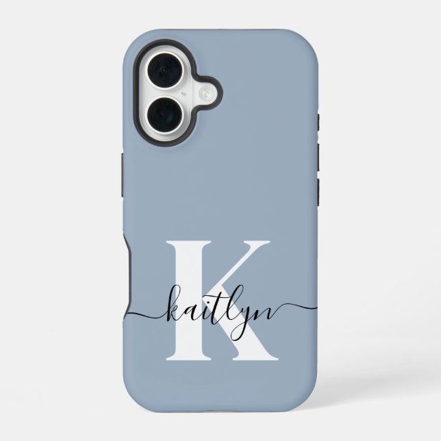 Elegant Dusty Blue Script Monogram iPhone 16 Hülle (Rückseite)