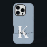 Elegant Dusty Blue Script Monogram iPhone 16 Pro Hülle<br><div class="desc">Dieses einfache,  elegante,  staubige iPhone 16 Pro Case mit Ihrem Vornamen in einem trendigen Script-Schriftart in schwarz und Ihre erste Initiale in einem modernen Mütze-Schriftart in Weiß würde fabelhaft auf Ihrem Handy aussehen und behalte es vor Brüchen geschützt. Es ist stilvoll und trendig und dennoch sehr klassisch.</div>