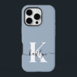 Elegant Dusty Blue Script Monogram iPhone 16 Pro Hülle<br><div class="desc">Dieses einfache,  elegante,  staubige iPhone 16 Pro Case mit Ihrem Vornamen in einem trendigen Script-Schriftart in schwarz und Ihre erste Initiale in einem modernen Mütze-Schriftart in Weiß würde fabelhaft auf Ihrem Handy aussehen und behalte es vor Brüchen geschützt. Es ist stilvoll und trendig und dennoch sehr klassisch.</div>