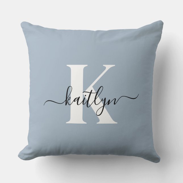 Elegant Dusty Blue Script Monogram Kissen (Vorderseite)