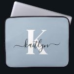 Elegant Dusty Blue Script Monogram Laptopschutzhülle<br><div class="desc">Dieser schlichte,  elegante 15" staubblaue Laptop-Sleeve mit Ihrem Vornamen in einem trendigen Script-Schriftart in schwarz und Ihr erster Einstieg in einen modernen,  weißen Kappe-Schriftart ist perfekt für Sie. Es ist stilvoll und trendig und dennoch sehr klassisch. Es ist einzigartig - wie du!</div>