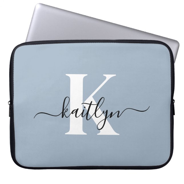 Elegant Dusty Blue Script Monogram Laptopschutzhülle (Vorderseite)