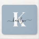 Elegant Dusty Blue Script Monogram Mousepad<br><div class="desc">Dieses schlichte,  elegante,  staubblaue Mousepad mit Ihrem Vornamen in einem trendigen Script-Schriftart in schwarz und Ihr erster Einstieg in einen modernen,  weiß gekleideten Schriftart ist perfekt für Ihr Büro/Ihren Schreibtisch. Es ist stilvoll und trendig und dennoch sehr klassisch.</div>
