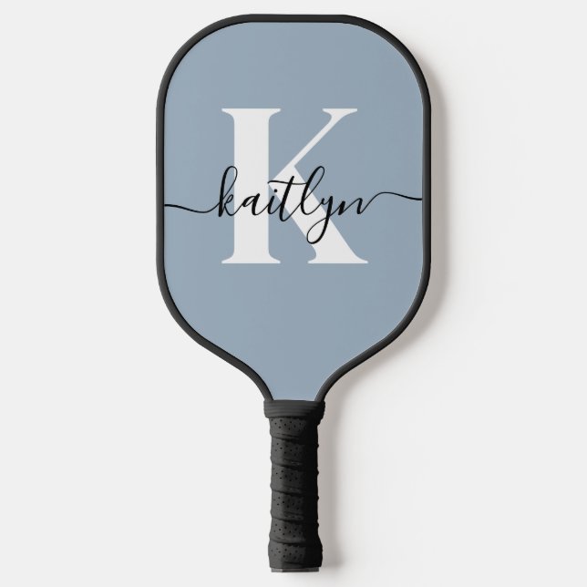 Elegant Dusty Blue Script Monogram Pickleball Schläger (Vorderseite)