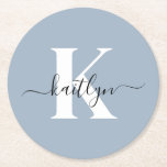 Elegant Dusty Blue Script Monogram Runder Pappuntersetzer<br><div class="desc">Diese schlichten, eleganten, dustig blauen Rundpapier-Untersetzer mit Ihrem Vornamen in einem trendigen Schriftart in schwarz und Ihre erste Aufnahme in einem modernen Schriftart in Weiß sind perfekt für den behalt Ihrer Tische und Schalter frei von Wasserringen. Sie nehmen Tröpfchen auf, damit Sie sich keine Sorgen machen müssen, wenn Sie unterhalten...</div>
